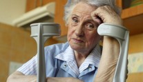 Řidička si všimla, že v tramvaji spí opuštěná babička. Její příběh láme srdce