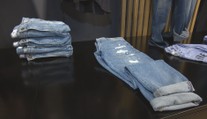 Lidé dávají přednost teplákům. Výrobcům džínů se rapidně propadly prodeje