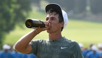 Malér elitního golfisty! V letadle obtěžoval ženu, močil do uličky