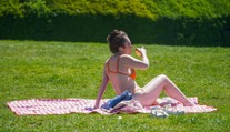 Teploty v Česku budou extrémní. Meteorologové vydali dvě výstrahy