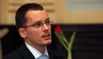 Lidé se musí vrátit k úspornému způsobu života, radí ekonom
