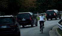 Ukázala Trumpovi prostředníček a přišla o práci. Lidé se na ni složili!
