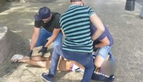 VIDEO z drsného zásahu: Zloděj rozbil oběti brýle, takhle ho složili