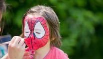 Chlapec (8) se chtěl stát superhrdinou. Kousnutí pavoukem ho málem stálo život