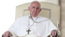 Papež František nadával homosexuálům. Jenom to popletl, brání ho církev