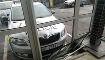 Muž si to rozdal s policejním autem na nože! Zběsile ho bodal