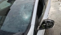 Šokované řidičce na Klatovsku cosi přistálo na autě. Co? Tomu neuvěříte!