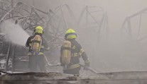 Vyšetřování požáru továrny na plasty pokračuje. Hasiči objevili další čtyři ohniska