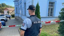Vražda a sebevražda na Karlovarsku: Podezřelý se zastřelil za jízdy