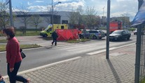Aktivistka si přilepila ruku k silnici. Zablokovala dopravu, jela pro ni sanitka