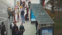 Při bitce někdo hodil dlažební kostku do kočárku! Policie už má podezřelého