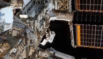 Astronauti vyrazili mimo bezpečí ISS, připojili nový adaptér