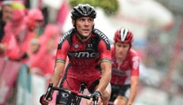 Cyklistu Gilberta při tréninku napadl opilý řidič a zlomil mu prst!