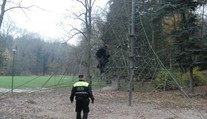 Na prolézačce se skrýval před obřím hadem, skončil v blázinci