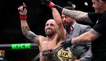 Volkanovski obhájil titul v UFC. Jeho soupeř si zlomil obě nohy