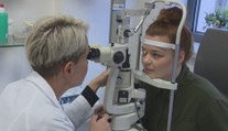 Řidiči podceňují brýle za volantem. Mnozí jezdí dokonce i bez nich