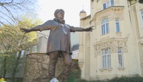 Kontroverzní socha Špinarové zůstane, kde je! Přesun blokuje autor