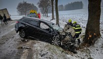Vážná nehoda na Svitavsku. Zima ještě neřekla poslední slovo, varují hasiči