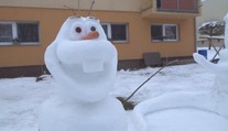 Na sídlišti vznikla sněhová říše pohádek! Žije tam sedm postaviček