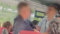 VIDEO: Teror v autobuse do Prahy. Revizor si vzal cestující jako rukojmí