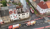 V ústecké čtvrti Předlice hořel dům. Hasiči museli omezit dopravu