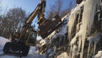 Podívejte se na úchvatné záběry: Z železnic mizí masy ledu a sněhu
