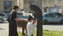 V Humpolci vyrostl automat na básničky! Stačí jen zatočit klikou