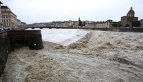Sever Itálie děsí záplavy, v ohrožení jsou historické klenoty Florencie i Pisa
