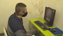Covid-19 mění život za mřížemi, vězni se s blízkými vídají jen virtuálně
