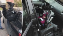 Auto se zamklo s miminkem i klíči uvnitř! VIDEO dramatické záchrany