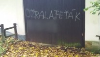 Havlovu chalupu na Hrádečku poničil vandal! Vrata posprejoval nadávkami