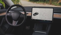 Lidé si stěžují na displeje v autech. Vrátí se někdy mechanická tlačítka?
