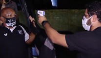 Ruce vzhůru! Ne, tohle je běžná praxe v době pandemie koronaviru