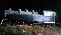 Na Hodonínsku vykolejila parní lokomotiva. Zranil se jeden člověk