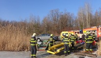 Pod dvojicí na Karvinsku se prolomil led. Zasahovali hasiči i vrtulník