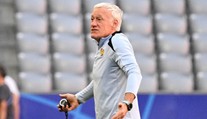 Nudíme vás? Tak se nedívejte. Trenér Francie ostře reagoval na kritiku