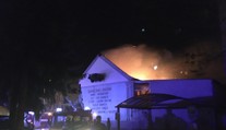 Plameny pohltily střechu bývalého kabaretu, požár komplikoval vítr