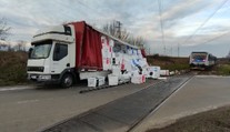 Nehoda u Hrušové: Vlak s cestujícími smetl náklaďák plný polystyrenu!