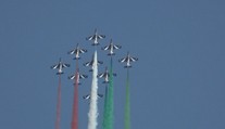 Italská letka ozdobila start etapy Gira d'Italia barevným přeletem