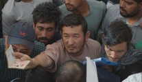 Tisíce lidí se stále snaží dostat z Afghánistánu. Bojí se Tálibánu