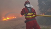 Jih Evropy je v plamenech. Požáry ničí dovolenkové destinace