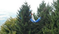 Paraglidista se zřítil do lesa, lékaři o jeho život bojovali marně
