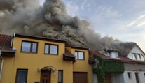 Požár zničil střechu rodinného domu v Kuřimi, škoda se počítá v milionech