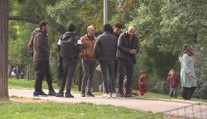 Migranti přespávají na pražském hlavním nádraží. Jsou tam i rodiny s dětmi