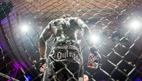 Vzdal se vlasů, aby navážil. MMA fighter se před kamerami nechal ostříhat