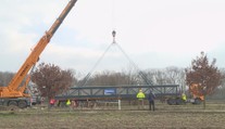 V Olomouci instalují novou lávku. 17tunový náklad zvedal speciální jeřáb