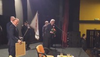 VIDEO: Miloš Zeman dostal dar od ženy, se kterou přišel o panictví!