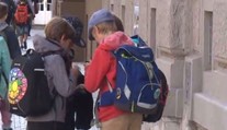 Školáci nosí těžké aktovky! Víme, kolik nejvíc má školní taška vážit