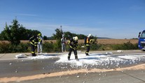 Nebezpečná látka zastavila dálnici D1. Kyselina poleptala řidiče