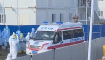 V Británii zůstalo v karanténě osm letadel, lidé měli příznaky koronaviru